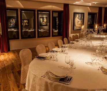Sala allestita per cena di gala, impreziosita dalle opere pittoriche di Sbisà