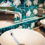 Le ceramiche firmate Gio Ponti nella toilette delle donne