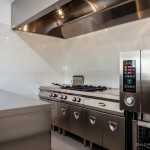 Una cucina professionale dotata di tutti gli accessori più moderni