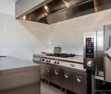 Una cucina professionale dotata di tutti gli accessori più moderni