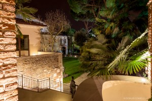 Uno scorcio del giardino inferiore visto dalla terrazza