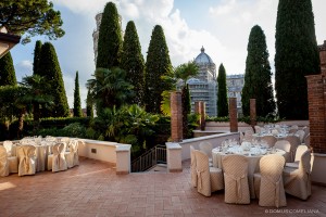 Allestimento della terrazza per una cena di gala