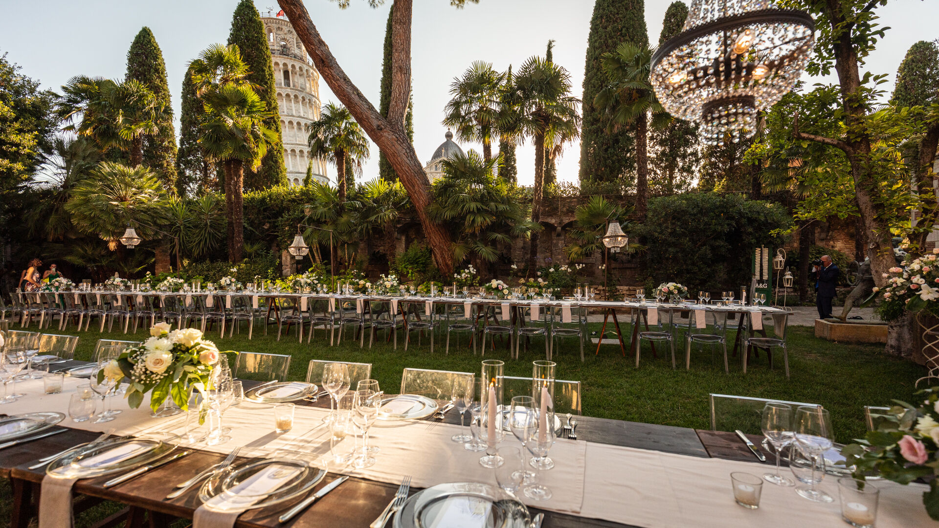 long table in giardino